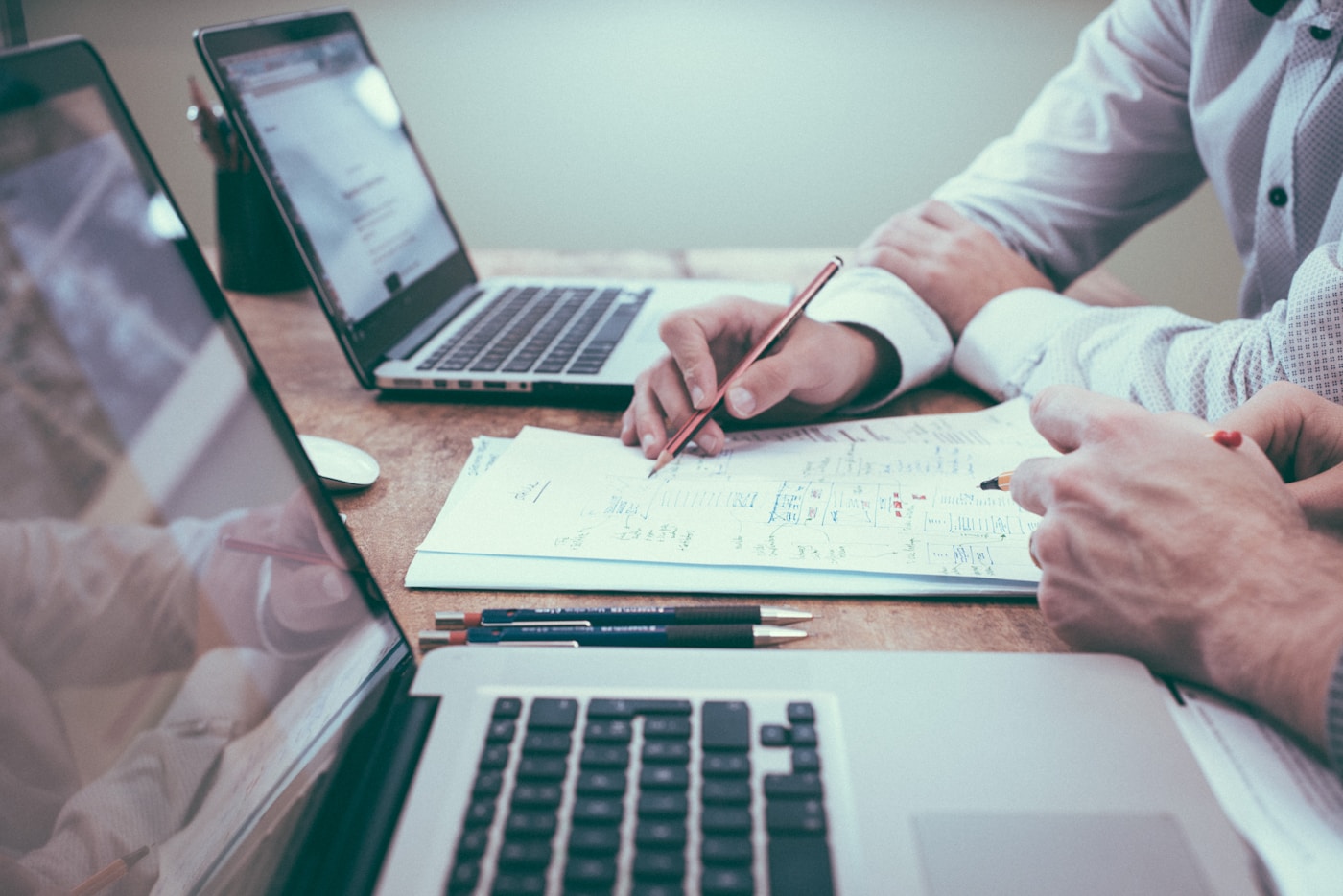 Reporting notes and measurement checklist beside analytics dashboard printout